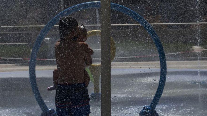 Los juegos de agua, un refugio divertido contra el calor. | Brais L.