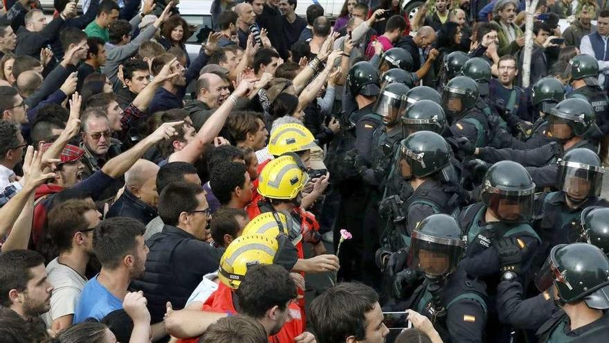 Ciudadanos independentistas, cara a cara frente a las Fuerzas de Seguridad del Estado.