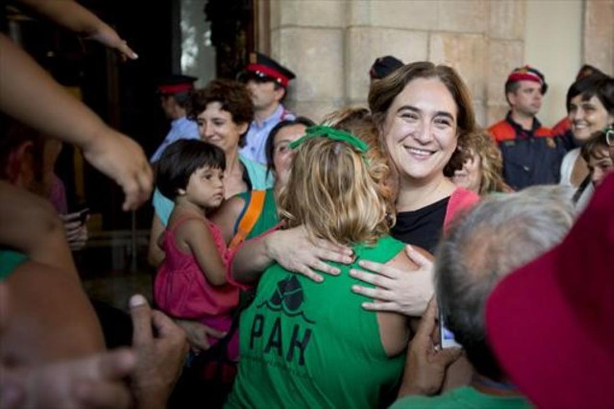 Membres de la PAH celebren amb Colau l’aprovació de la ILP de vivenda al Parlament, al juliol.