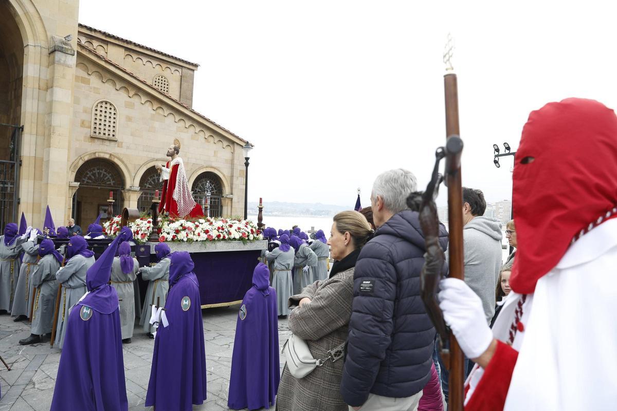 La procesión del Encuentro de Resurrección en Gijón, en imágenes