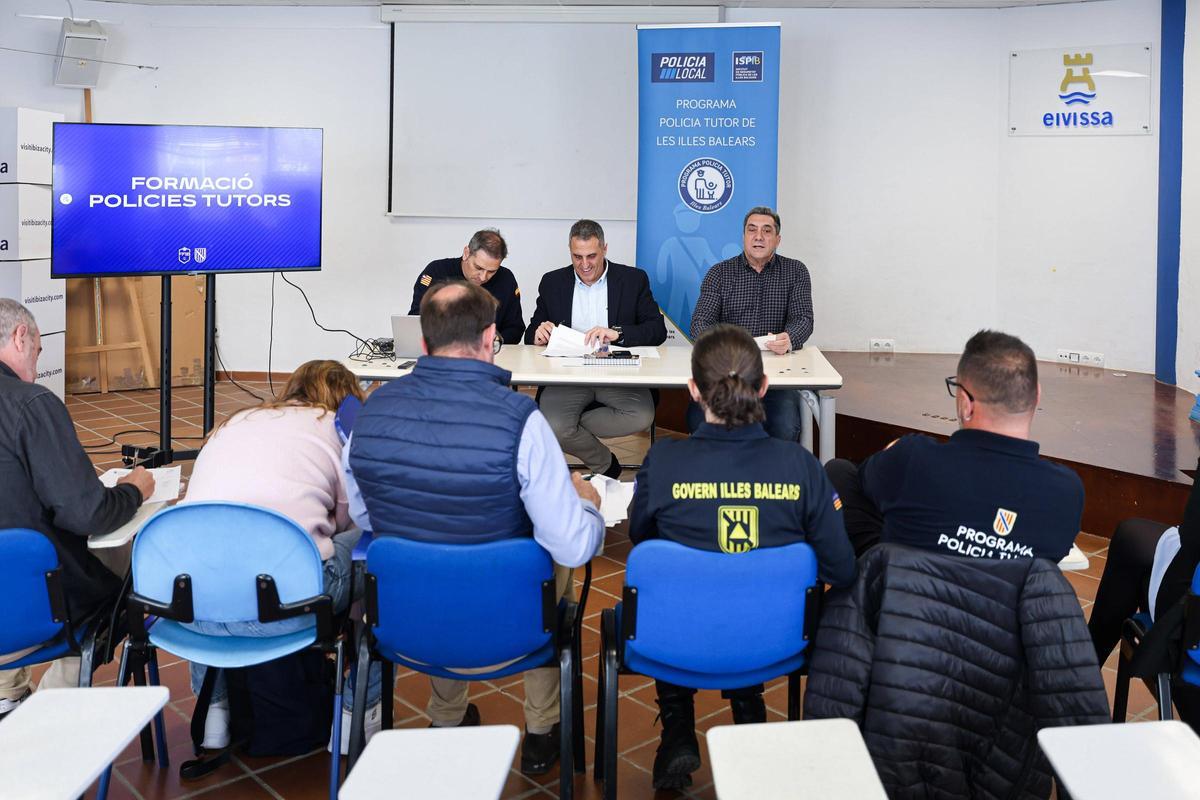 Programa Policía tutor, con Julián Córdoba (chaleco).
