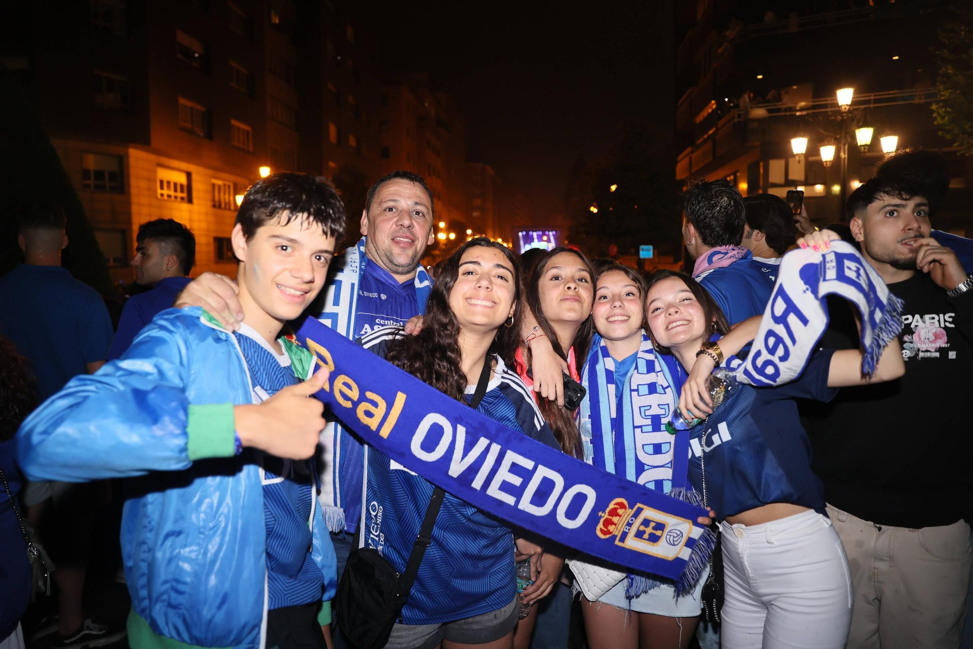 EN IMÁGENES | Así se celebró el ascenso del Oviedo a Primera: la afición estalla en una noche histórica