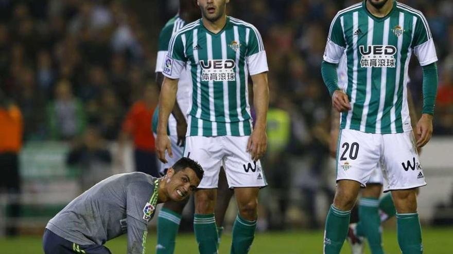 Cristiano, de rodillas, se lamenta sobre el césped del Benito Villamarín.