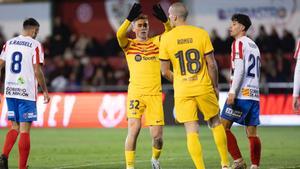 Fermín, autor del primer gol del Barça contra el Barbastro, junto a Oriol Romeu