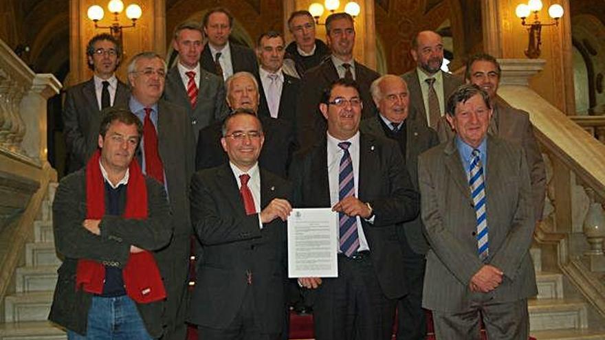 Una foto històrica dels polítics cerdans al Parlament, dels de la primera fila no en queda cap en actiu