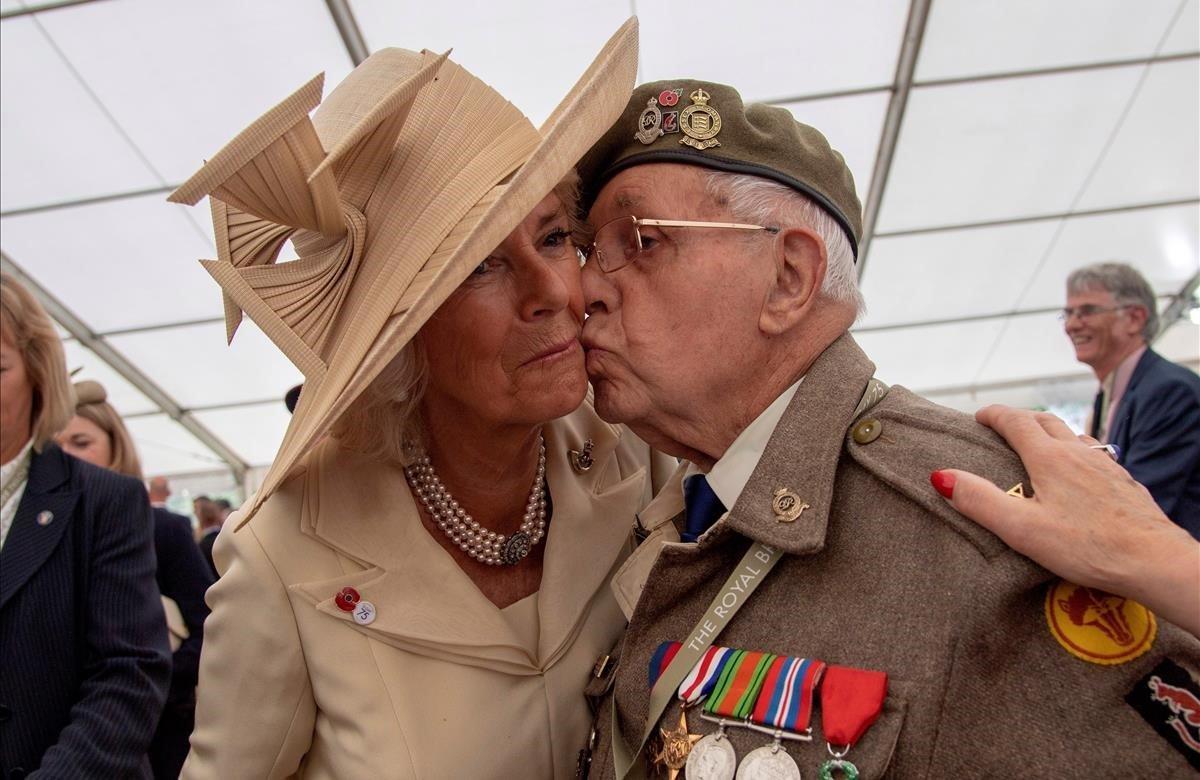 Camilla, duquesa de Cornualles saluda a un veterano durante una ofrenda floral realizada durante una ceremonia en el Cementerio de la Commonwealth.