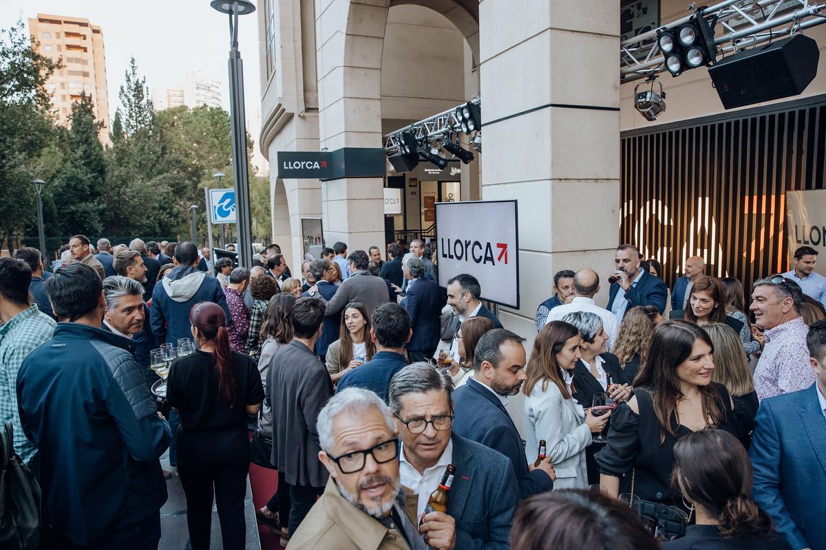 A la presentación y lanzamiento de Llorca Group asistió una importante representación del tejido empresarial, social y político de toda la comarca.