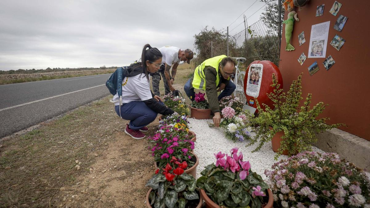 Homenaje a la mujer y su hija de cuatro años fallecidas en un accidente de tráfico en Llubí