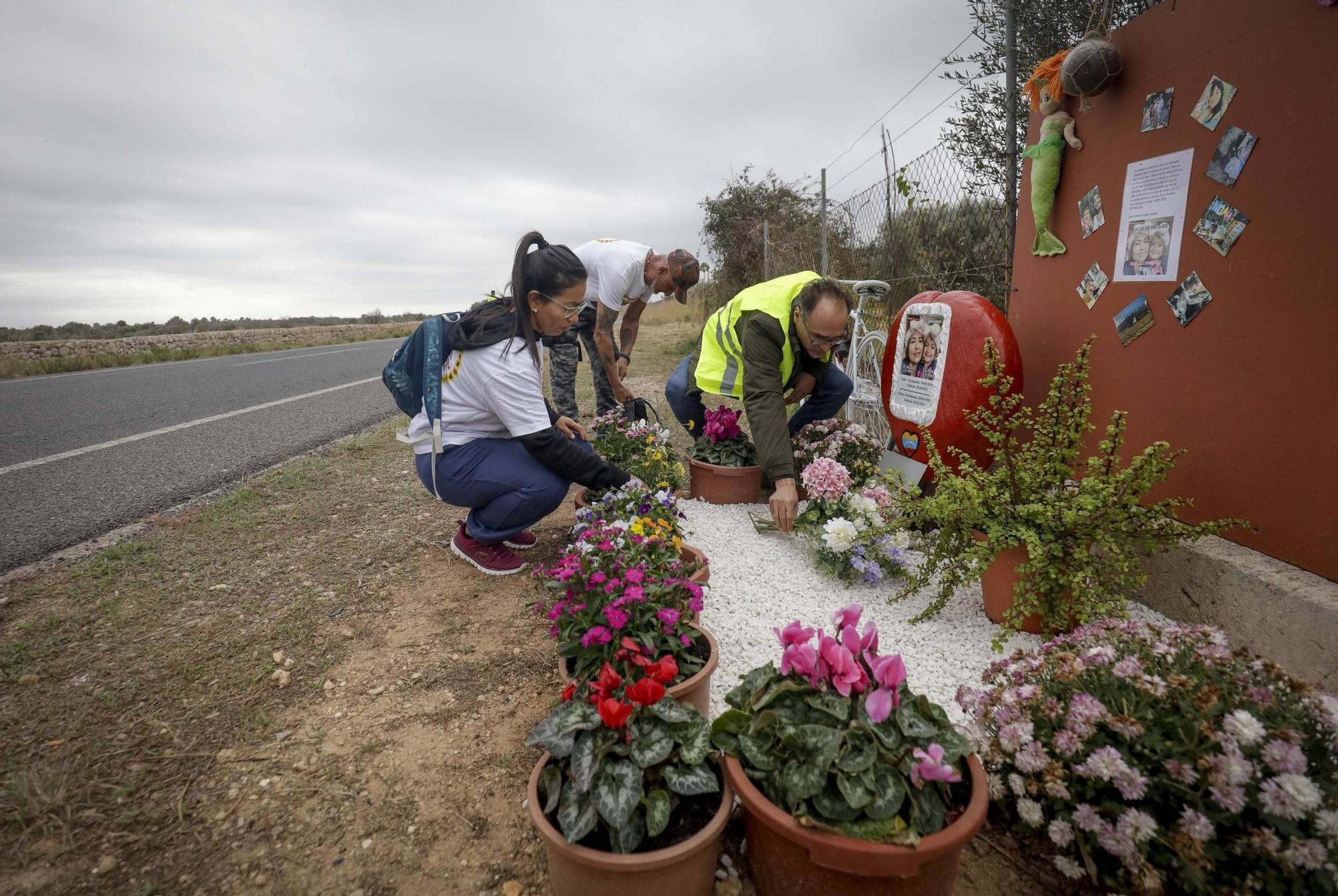 Homenaje a la mujer y su hija de cuatro años fallecidas en un accidente de tráfico en Llubí