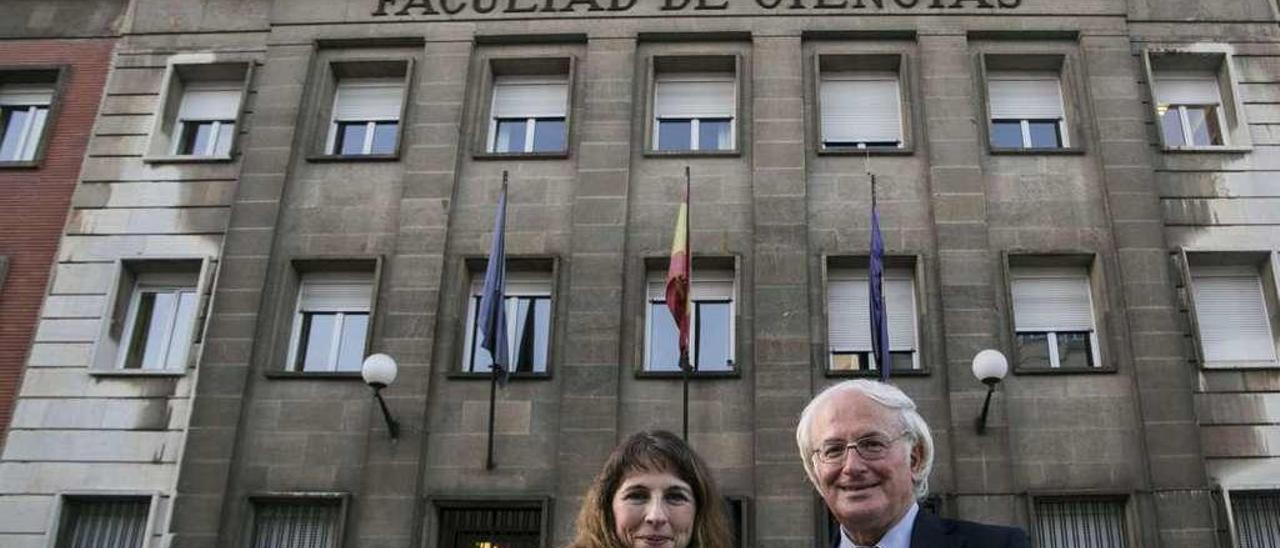 Santos González, catedrático de Álgebra, y Elena Couselo, profesora de la Facultad, esta semana en Oviedo.