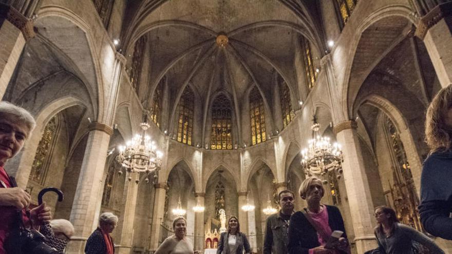 Visitants a la basílica de la Seu de Manresa