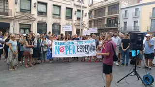 Vecinos de Badalona y la oposición municipal protestan contra la proliferación de pisos turísticos en la ciudad