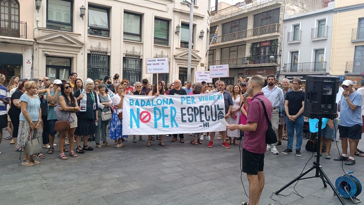 Protesta en contra de los pisos turísticos en la plaza de la Vila de Badalona, con presencia de los representantes políticos de la oposición