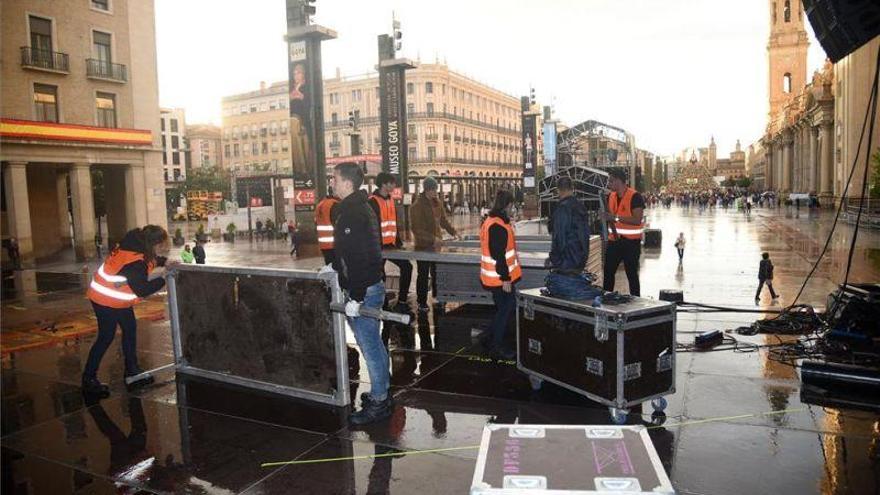 El mal tiempo obliga a suspender los actos en la calle, pero se mantienen los fuegos