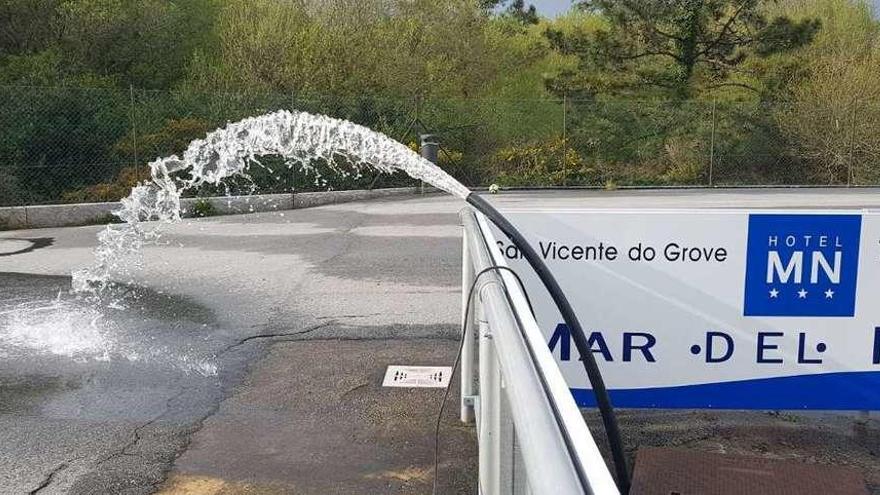 La bomba de achique no deja de funcionar para que el campo de fútbol pueda ser utilizado. // Muñiz