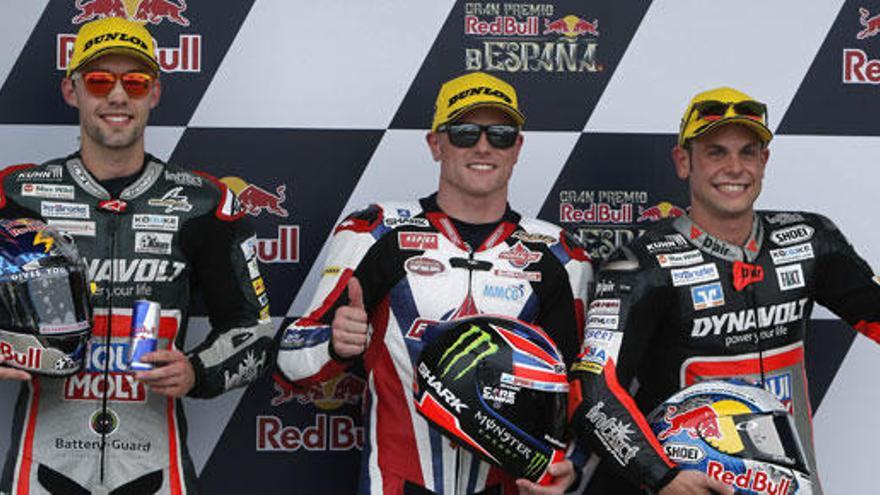 Sam Lowes (centro) celebra su pole