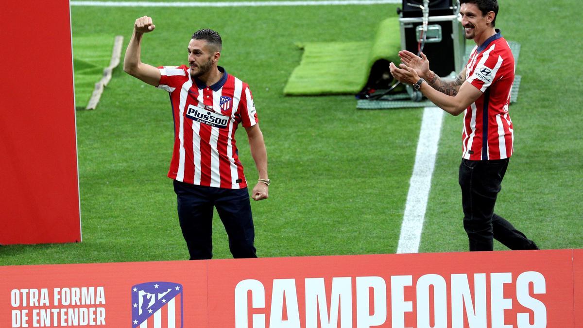 LALIGA SANTANDER | El Atlético de Madrid recibe la copa de campeón