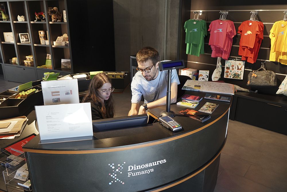 Dos monitors del museu a la recepció a punt per atendre visitants