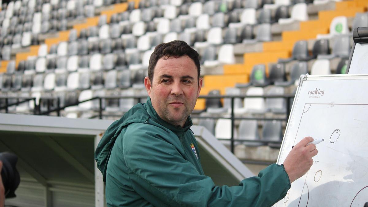 Miguel Ángel Ávila junto a la pizarra en el día de su primer entrenamiento al frente del Badajoz.