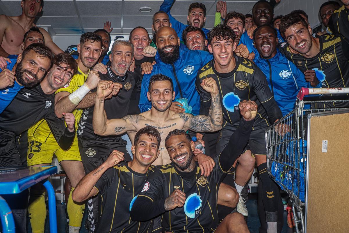 Salvador Martí se fotografía con sus futbolistas en la celebración del triunfo del Intercity contra el Mérida.