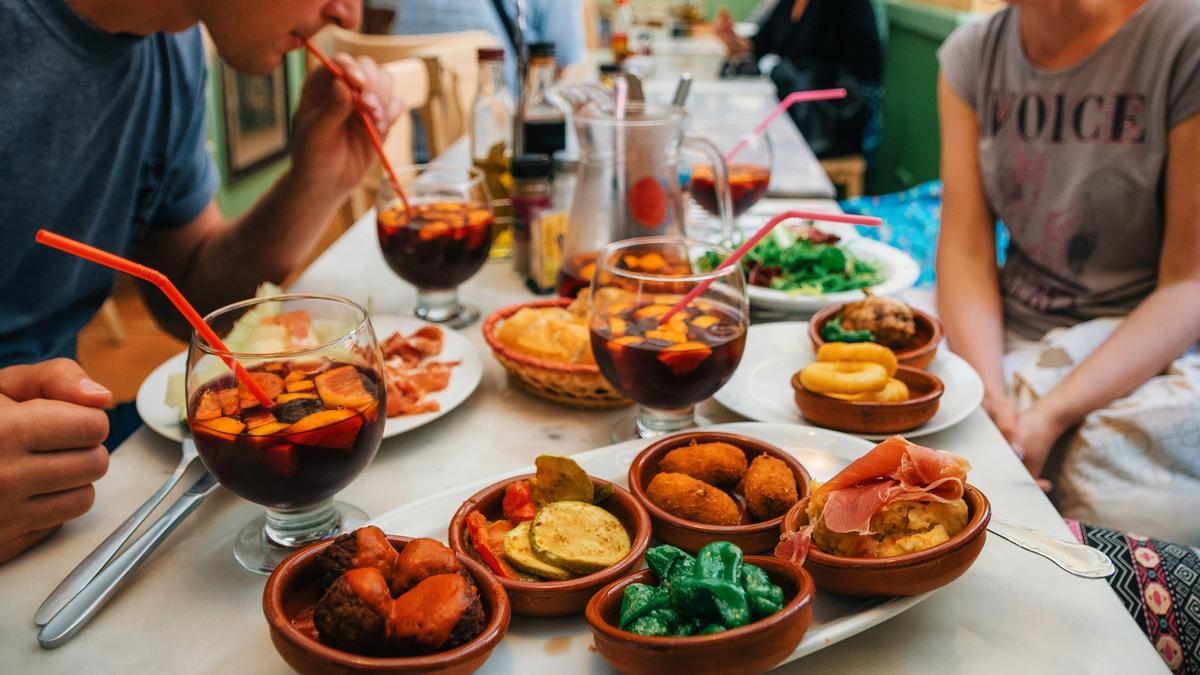 En cualquier bar de la comunidad autónoma se puede disfrutar del arte de las tapas.