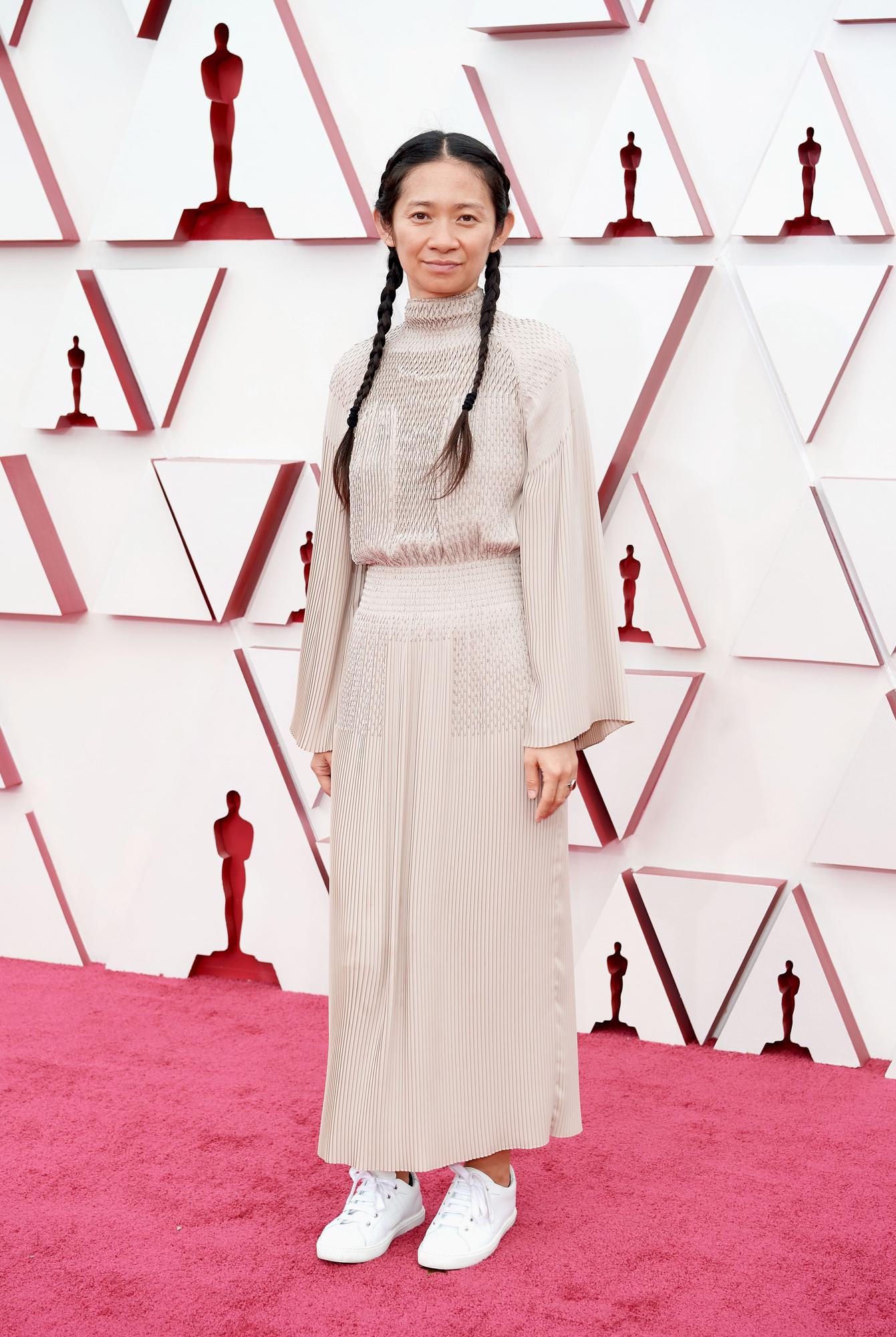 Chloe Zhao en la alfombra roja de los premios Oscar 2021