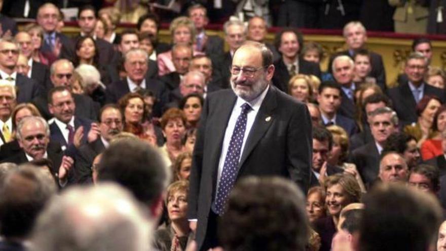 Umberto Eco, en el teatro Campoamor de Oviedo, donde recibió en 2000 el premio &quot;Príncipe de Asturias&quot; de Comunicacion y Humanidades.