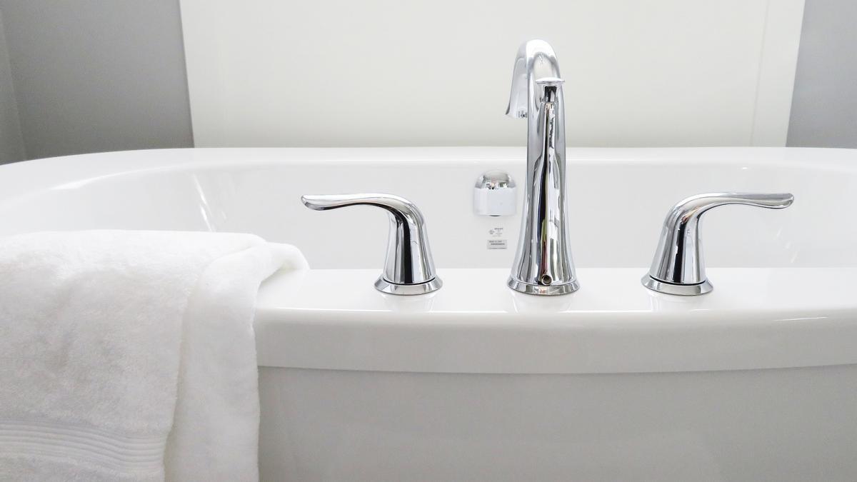 La bañera es uno de los elementos del cuarto de baño que más fácilmente se ensucian.