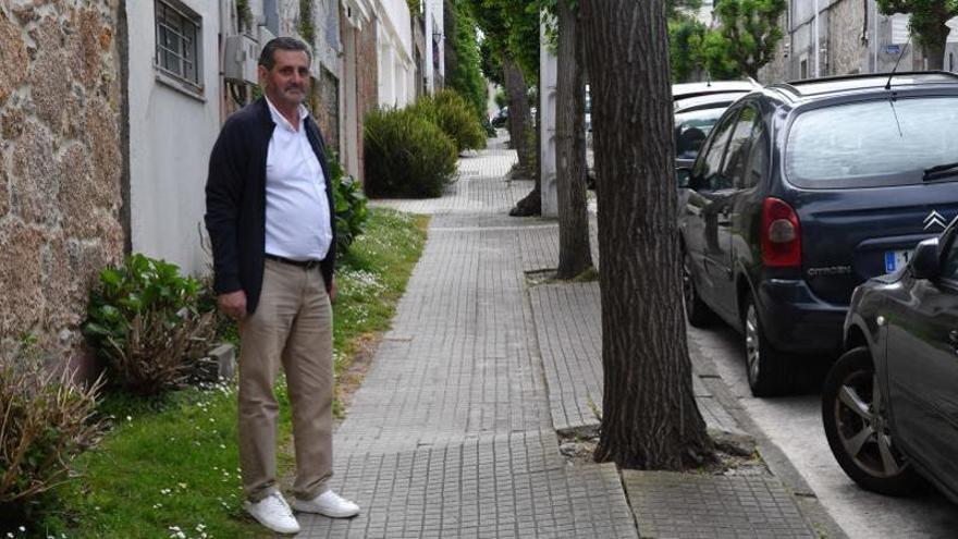 Pedro Méndez, con una acera levantada por las raíces de los árboles en Pérez Lugín.   | // VÍCTOR ECHAVE