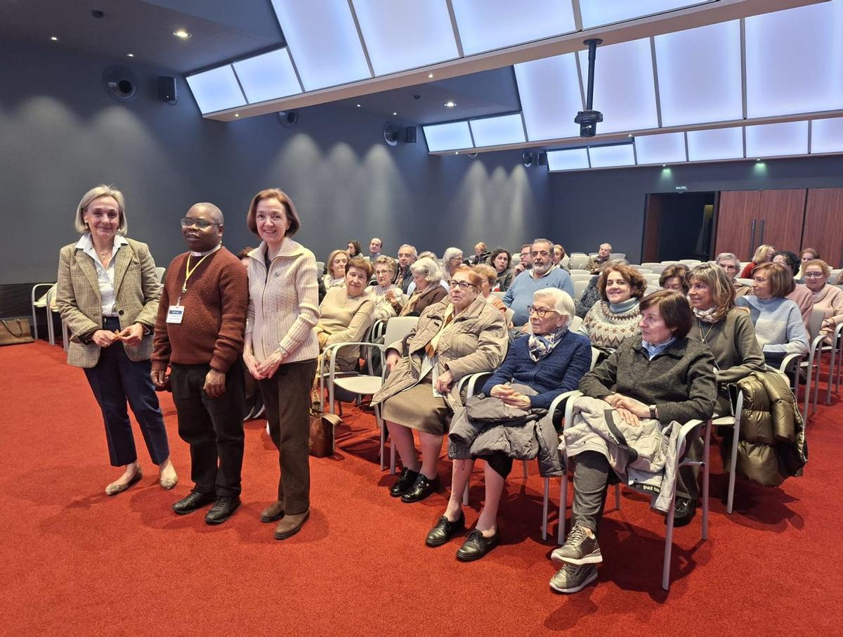 Por la izquierda, Belén Villar, Philippe Muhindo y Marta Fano, ayer en el Club LA NUEVA ESPAÑA.  | FERNANDO RODRÍGUEZ
