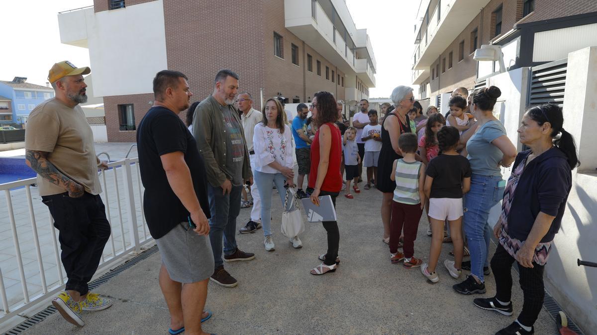 Vecinos del Puerto de Sagunto, de la calle Manuel Cárdenas Berbel, junto al hospital. A los que el Sabe les ha dado fecha para abandonar sus viviendas