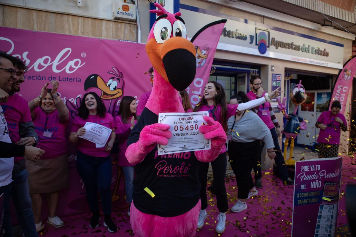 Así han celebrado repartir el Gordo en el Perolo