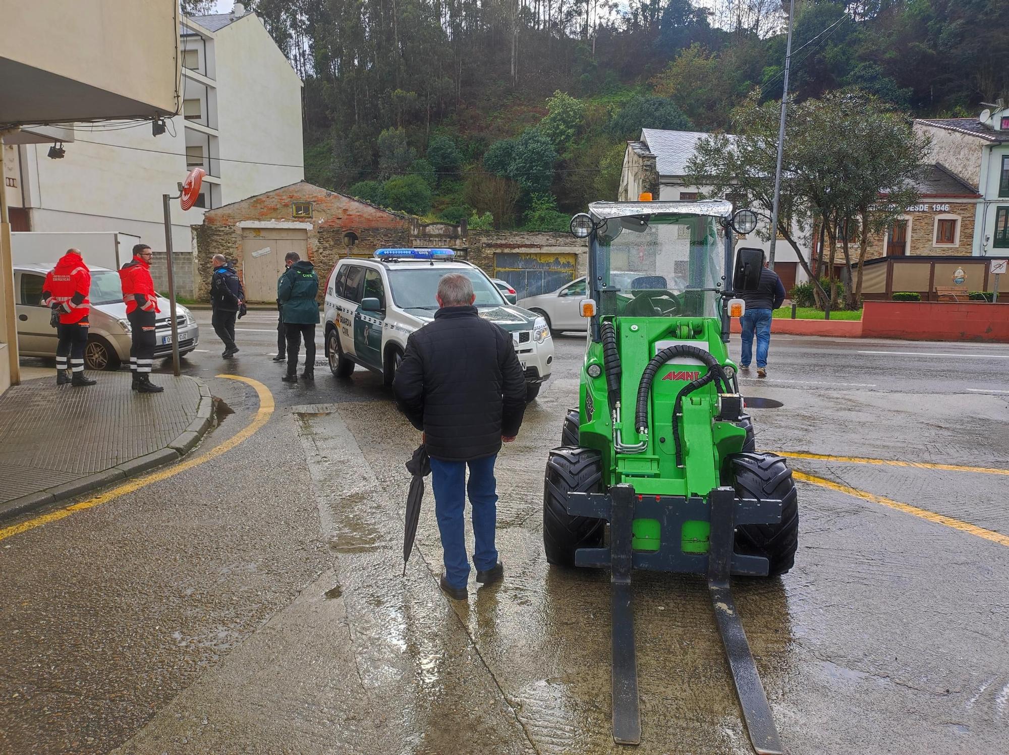 En imágenes: Así se protege Vegadeo frente a las mareas vivas de estos días