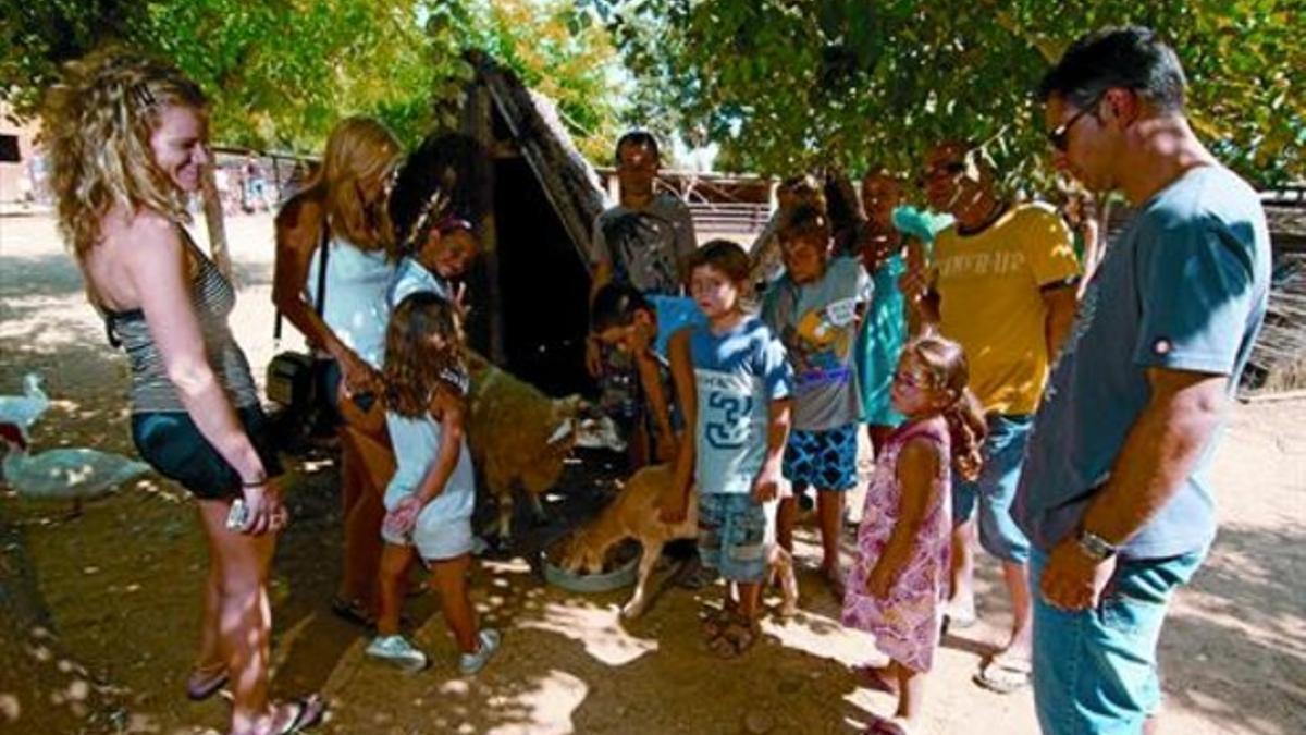 Un grupo de 'singles' con sus hijos en unas colonias en Ullastret, la semana pasada.