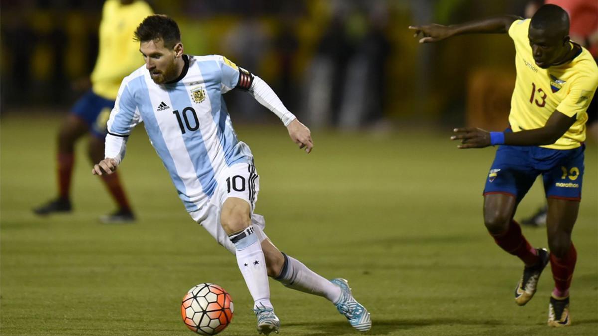 Enner Valencia, persiiguiendo a Messi en el partido del pasado martes