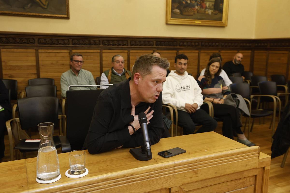 Sergio Álvarez, presidente de la asociación vecinal "Gigia" de Cimavilla se dirige al Pleno.