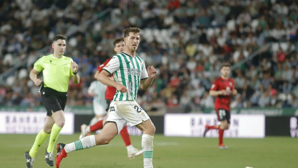 un puesto libre en el centro del campo del Córdoba CF