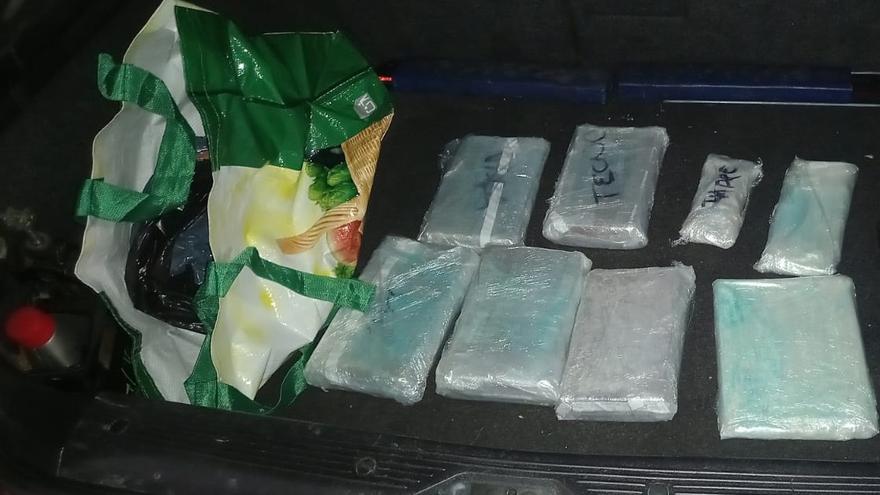 La droga, en el maletero del coche, tras ser descubierto su escondite.