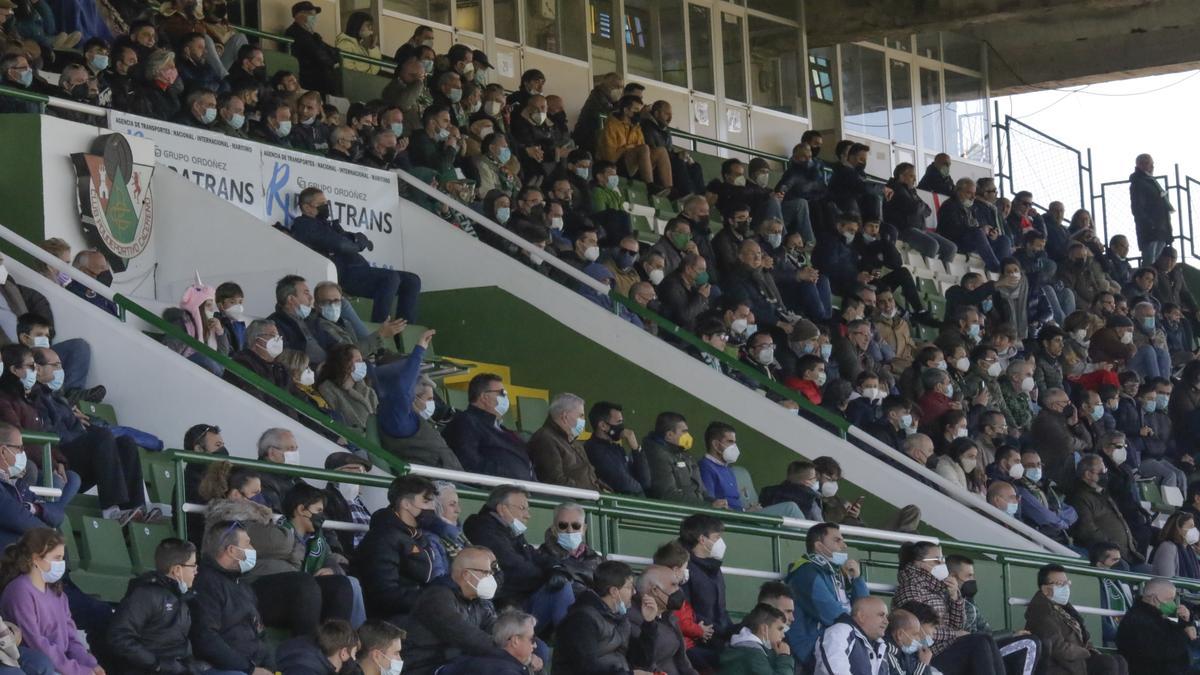 Aficionados del Cacereño en la grada de tribuna.