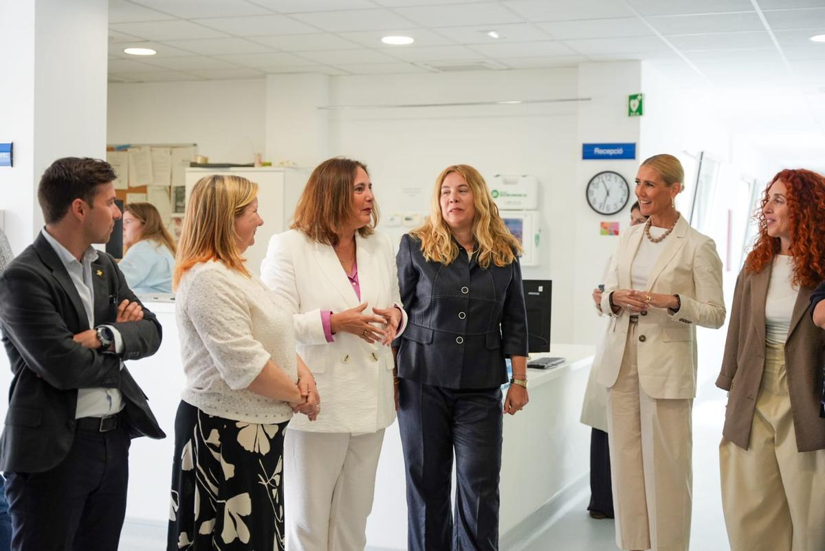 La consellera de Salud, Manuela García, junto a la consellera de Bienestar Social, Cristina Costa y otros dirigentes durante la visita al centro