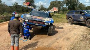 Carlos Sainz intentando arreglar su Ford