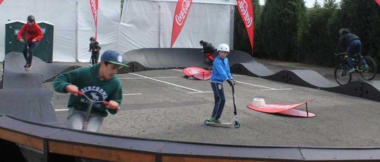 Niños practicando pump track en el recinto ferial.