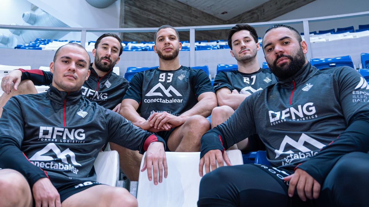 Fabinho, Rivillos, Charuto, Ernesto y Dennis posan en Son Moix