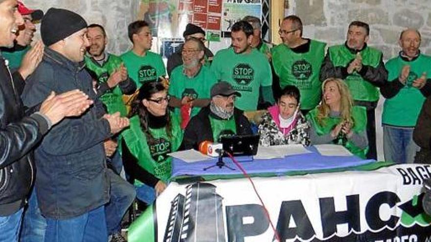 La roda de premsa de la PAHC, va acabar amb crits de &quot;sí que es pot&quot;