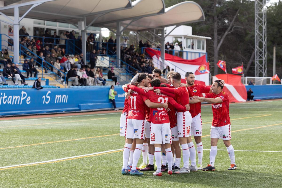 Los jugadores de la SD Ibiza celebran un gol en su último partido