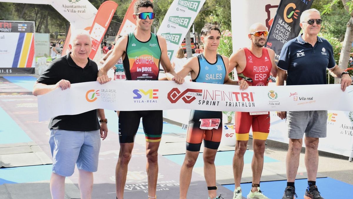 El podio final con los ganadores, junto al Edil de Deportes Javiel Serralvo.