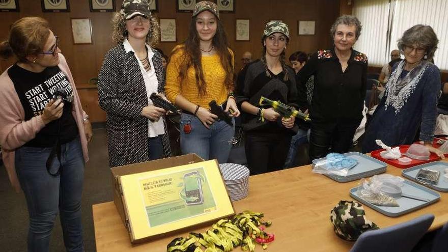 Por la derecha, Pilar Cartón y Eva García, con un grupo de alumnos en la Politécnica.