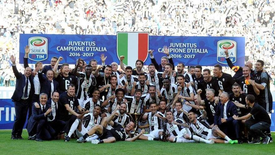 Los jugadores de la Juventus celebran el título conseguido ayer tras vencer al Crotone. // Efe