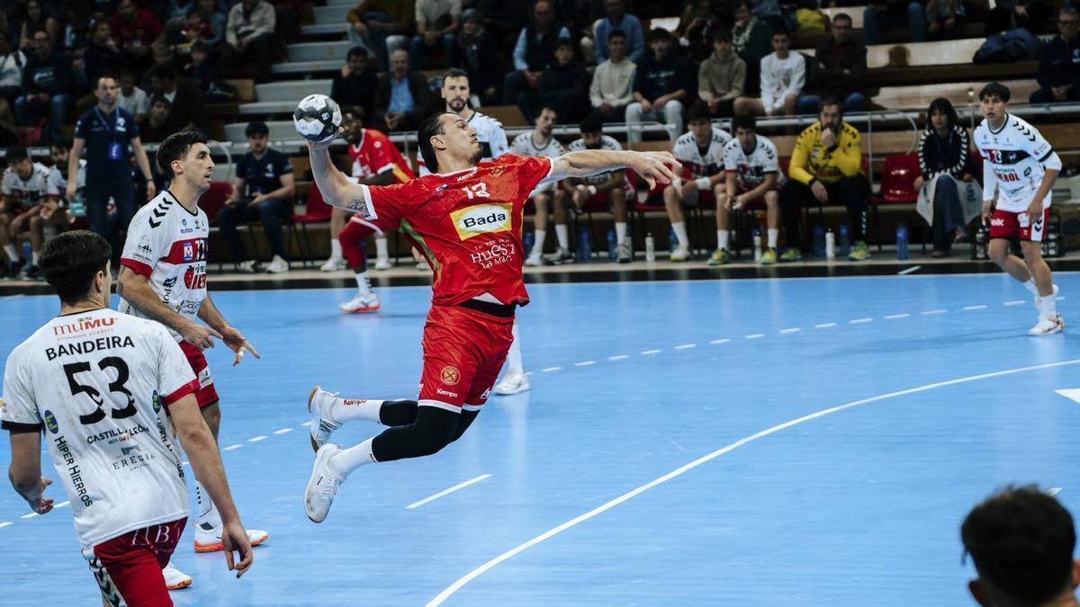 Fabricio de Souza, a punto de lanzar en un partido con el Bada Huesca.