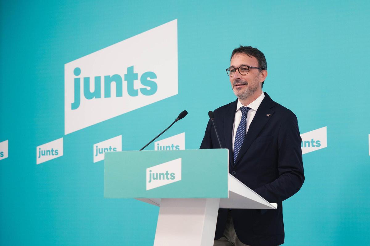 El portavoz de Junts, Josep Rius, en rueda de prensa